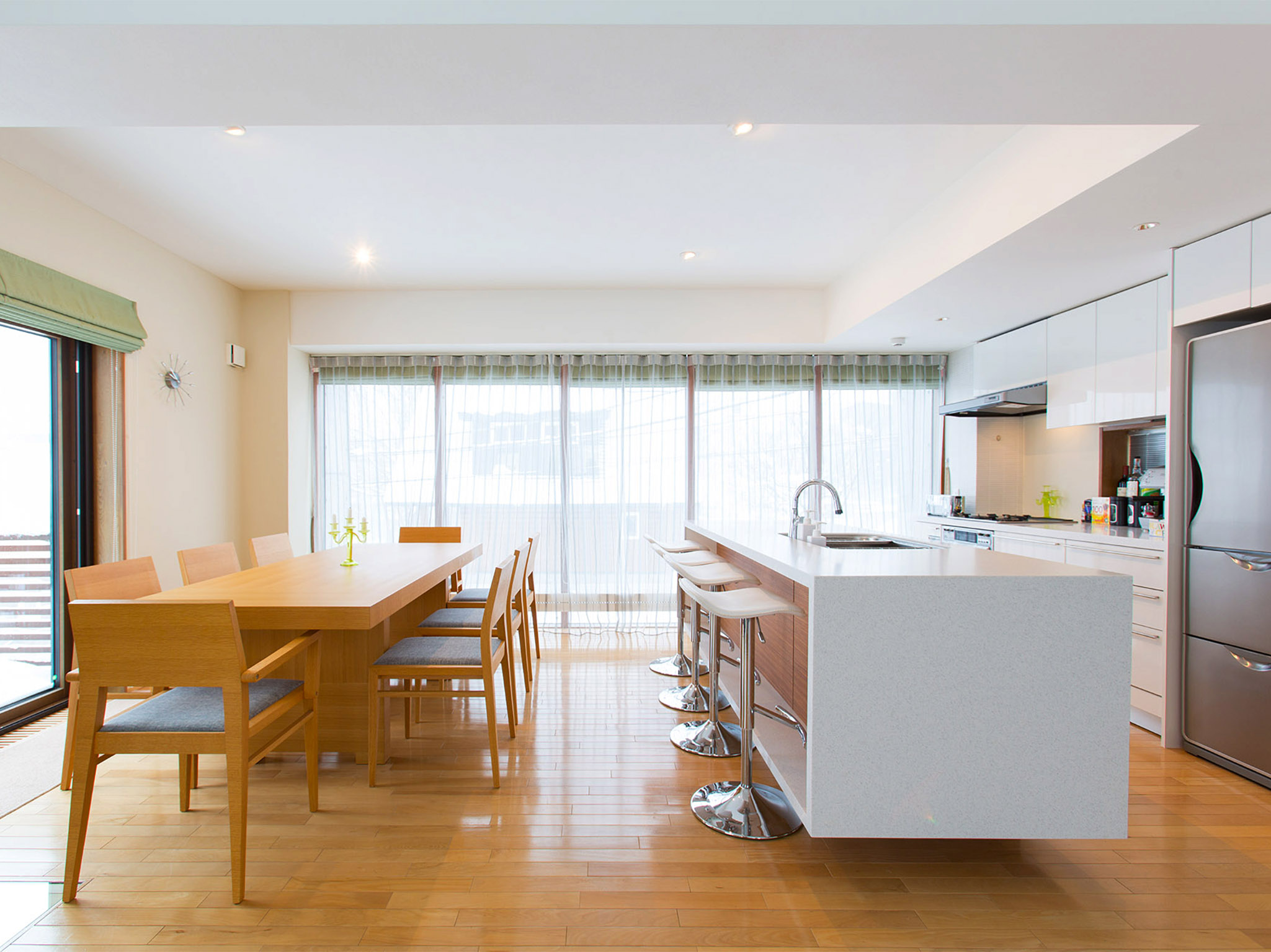 Kita Kitsune Chalet - Gorgeous kitchen and dining area layout